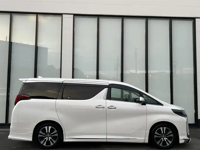 トヨタ アルファード S Aパッケージ 大阪府 2018(平30)年 2.5万km ホワイトパールクリスタルシャイン 純正10インチナビ/　（フルセグTV/CD/DVD/HDMI/Bluetooth/USB）/バックカメラ/ツインムーンルーフ　/モデリスタエアロ/　（フロント/サイド/リア）　/トヨタセーフティセンス/クリアランスソナー　/純正12インチフリップダウンモニター/前席パワーシート/　（シートヒーター/シートベンチレーション/オットマン）/デジタルインナーミラー　/ステアリングヒーター　/三眼LEDヘッドライト/LEDフォグランプ/クルーズコントロール/レーンキープアシスト/両側パワースライドドア/パワーバックドア/純正18インチアルミホイール/純正フロアマット/ビルトインETC