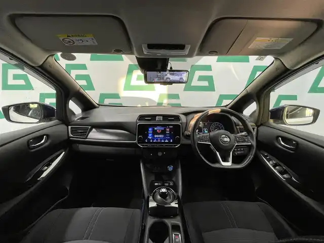 日産 リーフ X Vセレクション 鹿児島県 2021(令3)年 3.3万km ブリリアントホワイトパール/オーロラフレアブルーパール 2トーン 禁煙車/純正ナビ/(フルセグTV/Bluetooth/AppleCarPlay/AndroidAuto)/アラウンドビューモニター/デジタルインナーミラー/インテリジェント エマージェンシーブレーキ/LDW（車線逸脱警報）/ヒルスタートアシストフロント&バックソナー/標識検知機能（進入禁止）/踏み間違い衝突防止アシスト/インテリジェント BSI（後側方衝突防止支援システム）/BSW（後側方車両検知警報）/RCTA（後退時車両検知警報）/インテリジェント LI（車線逸脱防止支援システム）/インテリジェント DA（ふらつき警報）/プロパイロット/全席シートヒーター/ステアリングヒーター/ドライブレコーダー/ETC/電動格納ミラー
