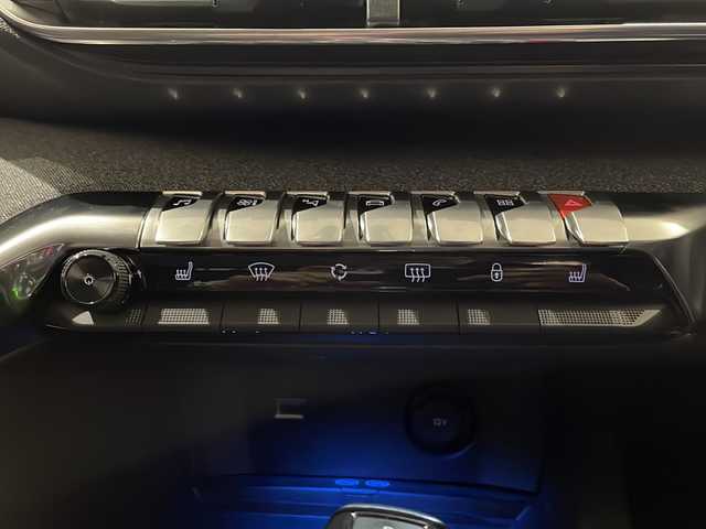 プジョー ３００８ クロスシティ 新潟県 2018(平30)年 3.3万km 茶 純正ナビ/・TV/FM/AM/Bluetooth/クルーズコントロール/レーンキープ/ブラインドスポットモニター/バックカメラ/ハーフレザー/パワーシート/シートヒーター/ETC/LEDヘッドライト/電動リアゲート/純正18インチAW/アイドリングストップ/パドルシフト/ワイヤレス充電