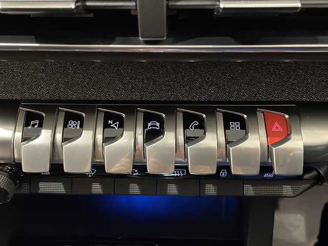 プジョー ３００８ クロスシティ 新潟県 2018(平30)年 3.3万km 茶 純正ナビ/・TV/FM/AM/Bluetooth/クルーズコントロール/レーンキープ/ブラインドスポットモニター/バックカメラ/ハーフレザー/パワーシート/シートヒーター/ETC/LEDヘッドライト/電動リアゲート/純正18インチAW/アイドリングストップ/パドルシフト/ワイヤレス充電