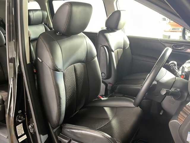 日産 エルグランド 250ハイウェイスターS 広島県 2017(平29)年 6.9万km ファントムブラック 禁煙車/純正ナビ/全周囲カメラ/後席フリップダウンモニター/純正エアロ/パワースライドドア/１００Ｖ給電/ＭＴモード付ＡＴシフト/ＥＴＣ/フルセグ/オットマン/クルーズコントロール/ＬＥＤヘッドライト/フォグランプ/エアバッグ(運転席/助手席/サイド/カーテン)/純正18インチアルミホイール(225/55/R18)