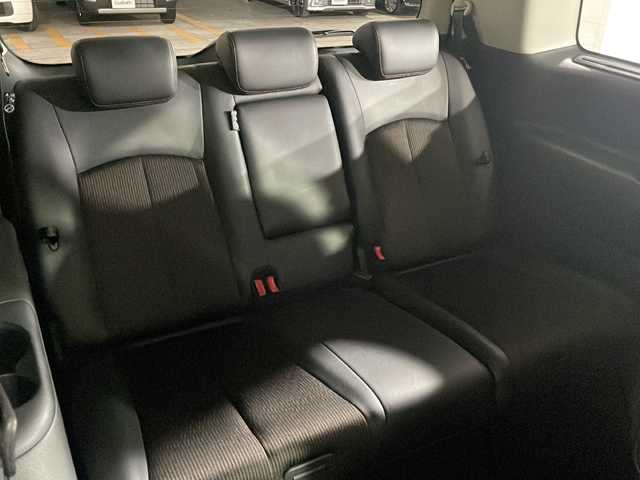 日産 エルグランド 250ハイウェイスターS 広島県 2017(平29)年 6.9万km ファントムブラック 禁煙車/純正ナビ/全周囲カメラ/後席フリップダウンモニター/純正エアロ/パワースライドドア/１００Ｖ給電/ＭＴモード付ＡＴシフト/ＥＴＣ/フルセグ/オットマン/クルーズコントロール/ＬＥＤヘッドライト/フォグランプ/エアバッグ(運転席/助手席/サイド/カーテン)/純正18インチアルミホイール(225/55/R18)