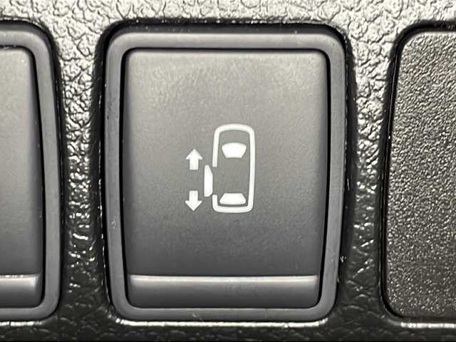 日産 エルグランド 250ハイウェイスターS 広島県 2017(平29)年 6.9万km ファントムブラック 禁煙車/純正ナビ/全周囲カメラ/後席フリップダウンモニター/純正エアロ/パワースライドドア/１００Ｖ給電/ＭＴモード付ＡＴシフト/ＥＴＣ/フルセグ/オットマン/クルーズコントロール/ＬＥＤヘッドライト/フォグランプ/エアバッグ(運転席/助手席/サイド/カーテン)/純正18インチアルミホイール(225/55/R18)