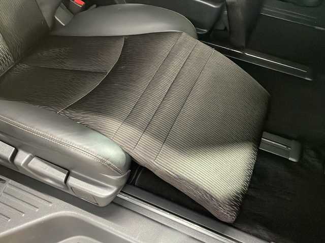 日産 エルグランド 250ハイウェイスターS 広島県 2017(平29)年 6.9万km ファントムブラック 禁煙車/純正ナビ/全周囲カメラ/後席フリップダウンモニター/純正エアロ/パワースライドドア/１００Ｖ給電/ＭＴモード付ＡＴシフト/ＥＴＣ/フルセグ/オットマン/クルーズコントロール/ＬＥＤヘッドライト/フォグランプ/エアバッグ(運転席/助手席/サイド/カーテン)/純正18インチアルミホイール(225/55/R18)