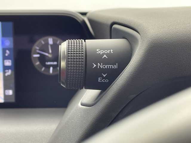 レクサス ＵＸ 250h Fスポーツ 鹿児島県 2020(令2)年 1.9万km ホワイトノーヴァガラスフレーク 純正10型ナビ/サンルーフ/三眼LEDヘッドライト/全方位カメラ/レーダークルーズコントロール/シートヒーター/エアシート/バックカメラ/パワーシート/ヘッドアップディスプレイ/コーナーセンサー/純正アルミホイール/ルーフレール/ETC2.0/ブラインドスポットモニター/パドルシフト/ステアリングヒーター/オートマチックハイビーム/ドライブレコーダー/衝突軽減システム/フルセグ/CD DVD/Bluetooth/ステアリングスイッチ/スマートキー/プッシュスタート