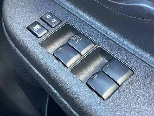 日産 マーチ 12G 山形県 2011(平23)年 9.6万km ブリリアントシルバー 純正オーディオ/　　【CD/AUX】/オートライト/14インチアルミホイール/電動格納ミラー/純正フロアマット/パワーステアリング/パワーウィンドウ/エンジンスタートボタン/スマートキー/ETC