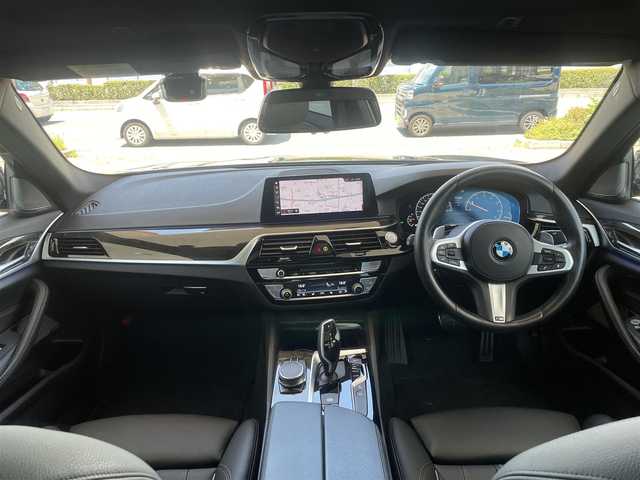 ＢＭＷ ５３０ｉ Mスポーツ 兵庫県 2019(令1)年 2.1万km サファイアブラックP /セレクトパッケージ/（サンルーフ/ハーマンカードン）//サンルーフ//R2-6年正規ディーラー点検記録簿//BMWライブコックピット//地デジ/DVD/BT/USB//パノラマビューモニター//ステアリングリモコン//ヘッドアップディスプレイ//本革シート//前席パワーシート//前席、後席左右シートヒーター//パドルシフト//パワートランクリッド//パークディスタンスコントロール//アクティブPDC（後退時ブレーキ）//オートLEDヘッドランプ//LEDフォグランプ//アイドリングストップ//ドライブレコーダー前後//純正19インチAW//インテリジェントセーフティ//衝突警告//車線逸脱警告//車線変更警告//側面衝突警告//ハイビームアシスタント