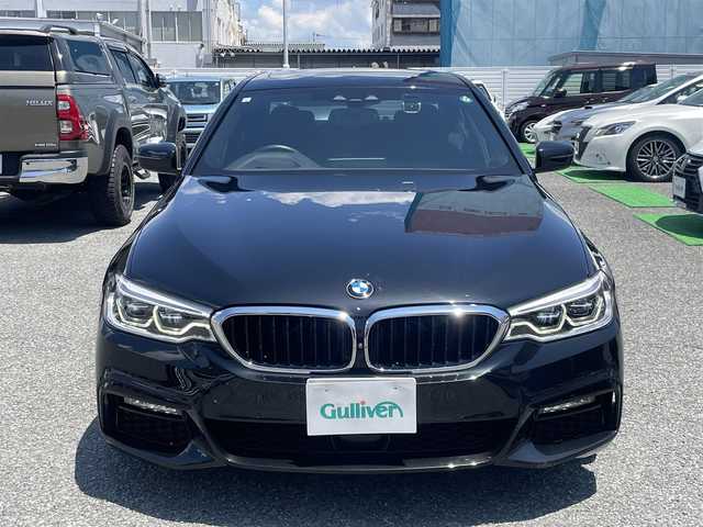 ＢＭＷ ５３０ｉ Mスポーツ 兵庫県 2019(令1)年 2.1万km サファイアブラックP /セレクトパッケージ/（サンルーフ/ハーマンカードン）//サンルーフ//R2-6年正規ディーラー点検記録簿//BMWライブコックピット//地デジ/DVD/BT/USB//パノラマビューモニター//ステアリングリモコン//ヘッドアップディスプレイ//本革シート//前席パワーシート//前席、後席左右シートヒーター//パドルシフト//パワートランクリッド//パークディスタンスコントロール//アクティブPDC（後退時ブレーキ）//オートLEDヘッドランプ//LEDフォグランプ//アイドリングストップ//ドライブレコーダー前後//純正19インチAW//インテリジェントセーフティ//衝突警告//車線逸脱警告//車線変更警告//側面衝突警告//ハイビームアシスタント