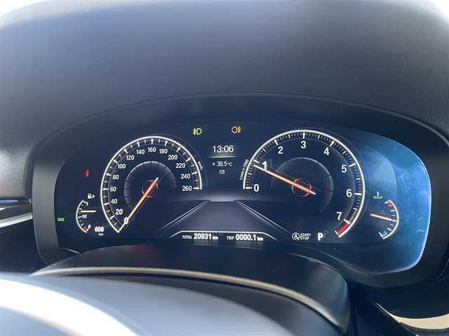 ＢＭＷ ５３０ｉ Mスポーツ 兵庫県 2019(令1)年 2.1万km サファイアブラックP /セレクトパッケージ/（サンルーフ/ハーマンカードン）//サンルーフ//R2-6年正規ディーラー点検記録簿//BMWライブコックピット//地デジ/DVD/BT/USB//パノラマビューモニター//ステアリングリモコン//ヘッドアップディスプレイ//本革シート//前席パワーシート//前席、後席左右シートヒーター//パドルシフト//パワートランクリッド//パークディスタンスコントロール//アクティブPDC（後退時ブレーキ）//オートLEDヘッドランプ//LEDフォグランプ//アイドリングストップ//ドライブレコーダー前後//純正19インチAW//インテリジェントセーフティ//衝突警告//車線逸脱警告//車線変更警告//側面衝突警告//ハイビームアシスタント