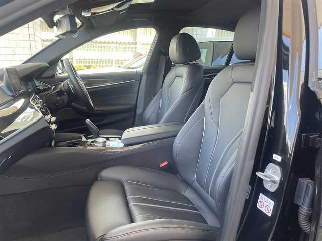 ＢＭＷ ５３０ｉ Mスポーツ 兵庫県 2019(令1)年 2.1万km サファイアブラックP /セレクトパッケージ/（サンルーフ/ハーマンカードン）//サンルーフ//R2-6年正規ディーラー点検記録簿//BMWライブコックピット//地デジ/DVD/BT/USB//パノラマビューモニター//ステアリングリモコン//ヘッドアップディスプレイ//本革シート//前席パワーシート//前席、後席左右シートヒーター//パドルシフト//パワートランクリッド//パークディスタンスコントロール//アクティブPDC（後退時ブレーキ）//オートLEDヘッドランプ//LEDフォグランプ//アイドリングストップ//ドライブレコーダー前後//純正19インチAW//インテリジェントセーフティ//衝突警告//車線逸脱警告//車線変更警告//側面衝突警告//ハイビームアシスタント