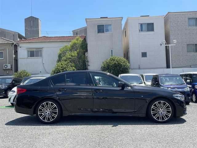 ＢＭＷ ５３０ｉ Mスポーツ 兵庫県 2019(令1)年 2.1万km サファイアブラックP /セレクトパッケージ/（サンルーフ/ハーマンカードン）//サンルーフ//R2-6年正規ディーラー点検記録簿//BMWライブコックピット//地デジ/DVD/BT/USB//パノラマビューモニター//ステアリングリモコン//ヘッドアップディスプレイ//本革シート//前席パワーシート//前席、後席左右シートヒーター//パドルシフト//パワートランクリッド//パークディスタンスコントロール//アクティブPDC（後退時ブレーキ）//オートLEDヘッドランプ//LEDフォグランプ//アイドリングストップ//ドライブレコーダー前後//純正19インチAW//インテリジェントセーフティ//衝突警告//車線逸脱警告//車線変更警告//側面衝突警告//ハイビームアシスタント