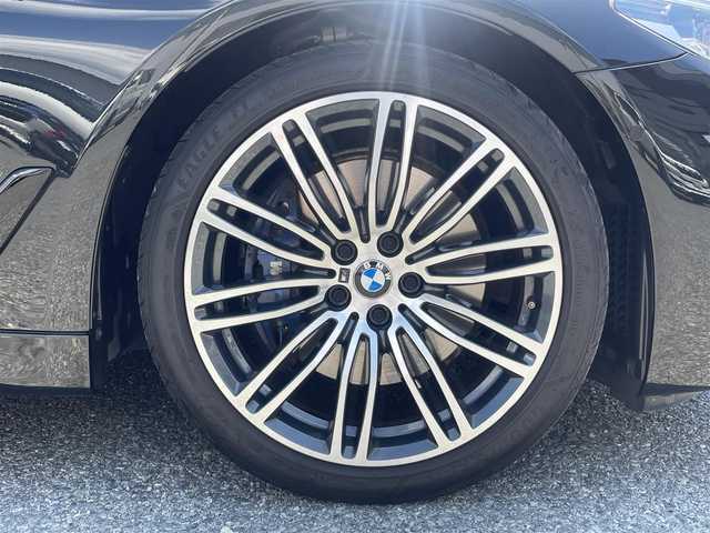 ＢＭＷ ５３０ｉ Mスポーツ 兵庫県 2019(令1)年 2.1万km サファイアブラックP /セレクトパッケージ/（サンルーフ/ハーマンカードン）//サンルーフ//R2-6年正規ディーラー点検記録簿//BMWライブコックピット//地デジ/DVD/BT/USB//パノラマビューモニター//ステアリングリモコン//ヘッドアップディスプレイ//本革シート//前席パワーシート//前席、後席左右シートヒーター//パドルシフト//パワートランクリッド//パークディスタンスコントロール//アクティブPDC（後退時ブレーキ）//オートLEDヘッドランプ//LEDフォグランプ//アイドリングストップ//ドライブレコーダー前後//純正19インチAW//インテリジェントセーフティ//衝突警告//車線逸脱警告//車線変更警告//側面衝突警告//ハイビームアシスタント