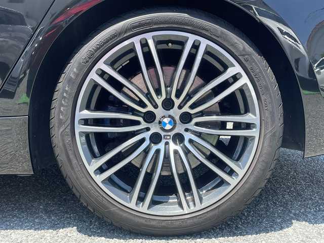 ＢＭＷ ５３０ｉ Mスポーツ 兵庫県 2019(令1)年 2.1万km サファイアブラックP /セレクトパッケージ/（サンルーフ/ハーマンカードン）//サンルーフ//R2-6年正規ディーラー点検記録簿//BMWライブコックピット//地デジ/DVD/BT/USB//パノラマビューモニター//ステアリングリモコン//ヘッドアップディスプレイ//本革シート//前席パワーシート//前席、後席左右シートヒーター//パドルシフト//パワートランクリッド//パークディスタンスコントロール//アクティブPDC（後退時ブレーキ）//オートLEDヘッドランプ//LEDフォグランプ//アイドリングストップ//ドライブレコーダー前後//純正19インチAW//インテリジェントセーフティ//衝突警告//車線逸脱警告//車線変更警告//側面衝突警告//ハイビームアシスタント