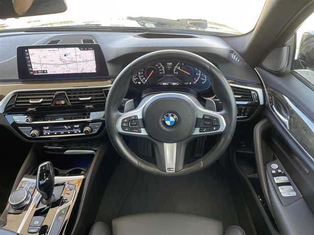 ＢＭＷ ５３０ｉ Mスポーツ 兵庫県 2019(令1)年 2.1万km サファイアブラックP /セレクトパッケージ/（サンルーフ/ハーマンカードン）//サンルーフ//R2-6年正規ディーラー点検記録簿//BMWライブコックピット//地デジ/DVD/BT/USB//パノラマビューモニター//ステアリングリモコン//ヘッドアップディスプレイ//本革シート//前席パワーシート//前席、後席左右シートヒーター//パドルシフト//パワートランクリッド//パークディスタンスコントロール//アクティブPDC（後退時ブレーキ）//オートLEDヘッドランプ//LEDフォグランプ//アイドリングストップ//ドライブレコーダー前後//純正19インチAW//インテリジェントセーフティ//衝突警告//車線逸脱警告//車線変更警告//側面衝突警告//ハイビームアシスタント