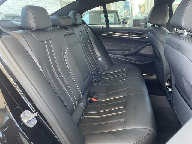ＢＭＷ ５３０ｉ Mスポーツ 兵庫県 2019(令1)年 2.1万km サファイアブラックP /セレクトパッケージ/（サンルーフ/ハーマンカードン）//サンルーフ//R2-6年正規ディーラー点検記録簿//BMWライブコックピット//地デジ/DVD/BT/USB//パノラマビューモニター//ステアリングリモコン//ヘッドアップディスプレイ//本革シート//前席パワーシート//前席、後席左右シートヒーター//パドルシフト//パワートランクリッド//パークディスタンスコントロール//アクティブPDC（後退時ブレーキ）//オートLEDヘッドランプ//LEDフォグランプ//アイドリングストップ//ドライブレコーダー前後//純正19インチAW//インテリジェントセーフティ//衝突警告//車線逸脱警告//車線変更警告//側面衝突警告//ハイビームアシスタント