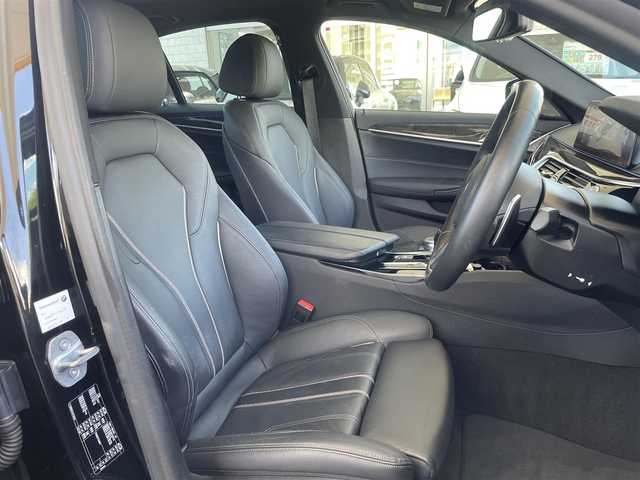ＢＭＷ ５３０ｉ Mスポーツ 兵庫県 2019(令1)年 2.1万km サファイアブラックP /セレクトパッケージ/（サンルーフ/ハーマンカードン）//サンルーフ//R2-6年正規ディーラー点検記録簿//BMWライブコックピット//地デジ/DVD/BT/USB//パノラマビューモニター//ステアリングリモコン//ヘッドアップディスプレイ//本革シート//前席パワーシート//前席、後席左右シートヒーター//パドルシフト//パワートランクリッド//パークディスタンスコントロール//アクティブPDC（後退時ブレーキ）//オートLEDヘッドランプ//LEDフォグランプ//アイドリングストップ//ドライブレコーダー前後//純正19インチAW//インテリジェントセーフティ//衝突警告//車線逸脱警告//車線変更警告//側面衝突警告//ハイビームアシスタント