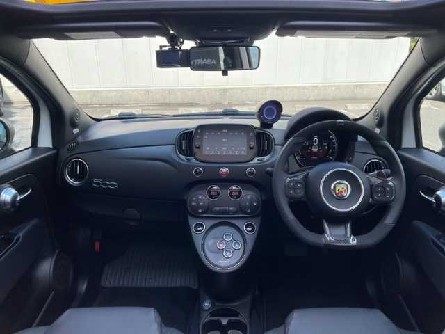 アバルト アバルト６９５Ｃ ツーリズモ 東京都 2024(令6)年 0.3万km 白 ワンオーナー/ターボ/コンバーチブル/レザーシート/純正ディスプレイオーディオ/・USB/Bluetooth/・Applecarplay/・AndroidAuto/Beats製プレミアムサウンドシステム/純正17インチAW/Bremboブレーキキャリパー/RecordMonzaマフラー/BMC製ハイパフォーマンスエアクリーナー/純正ドライブレコーダー/Sportモード/パドルシフト付き革巻きステアリング/オプションHIDヘッドライト/ETC2.0/キーレスエントリーキー×１/板キー×1/純正フロアマット/取扱説明書/オーディオ取扱説明書/新車時保証書
