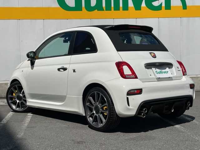 アバルト アバルト６９５Ｃ ツーリズモ 東京都 2024(令6)年 0.3万km 白 ワンオーナー/ターボ/コンバーチブル/レザーシート/純正ディスプレイオーディオ/・USB/Bluetooth/・Applecarplay/・AndroidAuto/Beats製プレミアムサウンドシステム/純正17インチAW/Bremboブレーキキャリパー/RecordMonzaマフラー/BMC製ハイパフォーマンスエアクリーナー/純正ドライブレコーダー/Sportモード/パドルシフト付き革巻きステアリング/オプションHIDヘッドライト/ETC2.0/キーレスエントリーキー×１/板キー×1/純正フロアマット/取扱説明書/オーディオ取扱説明書/新車時保証書