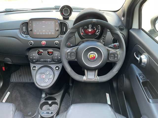 アバルト アバルト６９５Ｃ ツーリズモ 東京都 2024(令6)年 0.3万km 白 ワンオーナー/ターボ/コンバーチブル/レザーシート/純正ディスプレイオーディオ/・USB/Bluetooth/・Applecarplay/・AndroidAuto/Beats製プレミアムサウンドシステム/純正17インチAW/Bremboブレーキキャリパー/RecordMonzaマフラー/BMC製ハイパフォーマンスエアクリーナー/純正ドライブレコーダー/Sportモード/パドルシフト付き革巻きステアリング/オプションHIDヘッドライト/ETC2.0/キーレスエントリーキー×１/板キー×1/純正フロアマット/取扱説明書/オーディオ取扱説明書/新車時保証書