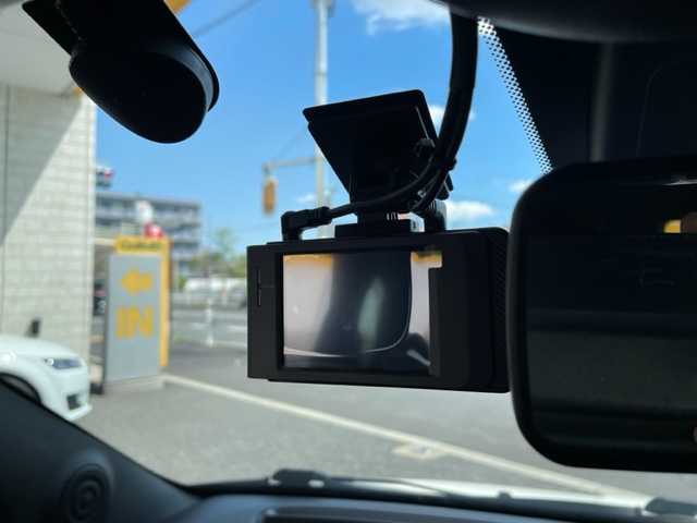 アバルト アバルト６９５Ｃ ツーリズモ 東京都 2024(令6)年 0.3万km 白 ワンオーナー/ターボ/コンバーチブル/レザーシート/純正ディスプレイオーディオ/・USB/Bluetooth/・Applecarplay/・AndroidAuto/Beats製プレミアムサウンドシステム/純正17インチAW/Bremboブレーキキャリパー/RecordMonzaマフラー/BMC製ハイパフォーマンスエアクリーナー/純正ドライブレコーダー/Sportモード/パドルシフト付き革巻きステアリング/オプションHIDヘッドライト/ETC2.0/キーレスエントリーキー×１/板キー×1/純正フロアマット/取扱説明書/オーディオ取扱説明書/新車時保証書