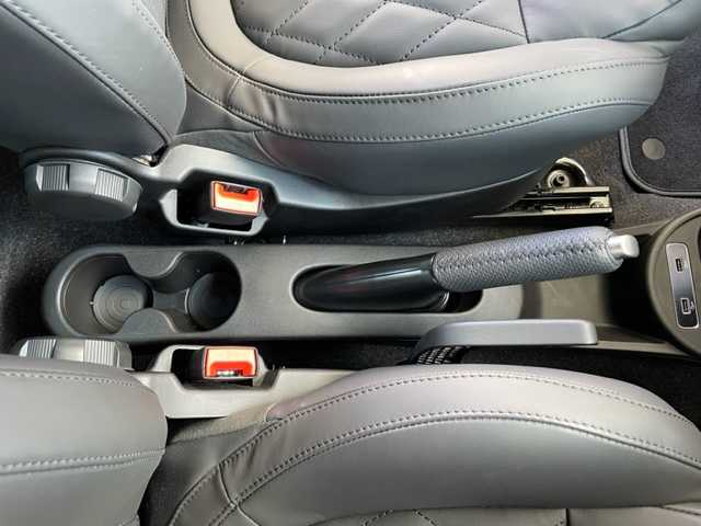 アバルト アバルト６９５Ｃ ツーリズモ 東京都 2024(令6)年 0.3万km 白 ワンオーナー/ターボ/コンバーチブル/レザーシート/純正ディスプレイオーディオ/・USB/Bluetooth/・Applecarplay/・AndroidAuto/Beats製プレミアムサウンドシステム/純正17インチAW/Bremboブレーキキャリパー/RecordMonzaマフラー/BMC製ハイパフォーマンスエアクリーナー/純正ドライブレコーダー/Sportモード/パドルシフト付き革巻きステアリング/オプションHIDヘッドライト/ETC2.0/キーレスエントリーキー×１/板キー×1/純正フロアマット/取扱説明書/オーディオ取扱説明書/新車時保証書