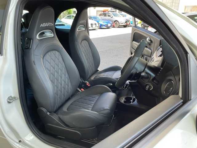 アバルト アバルト６９５Ｃ ツーリズモ 東京都 2024(令6)年 0.3万km 白 ワンオーナー/ターボ/コンバーチブル/レザーシート/純正ディスプレイオーディオ/・USB/Bluetooth/・Applecarplay/・AndroidAuto/Beats製プレミアムサウンドシステム/純正17インチAW/Bremboブレーキキャリパー/RecordMonzaマフラー/BMC製ハイパフォーマンスエアクリーナー/純正ドライブレコーダー/Sportモード/パドルシフト付き革巻きステアリング/オプションHIDヘッドライト/ETC2.0/キーレスエントリーキー×１/板キー×1/純正フロアマット/取扱説明書/オーディオ取扱説明書/新車時保証書