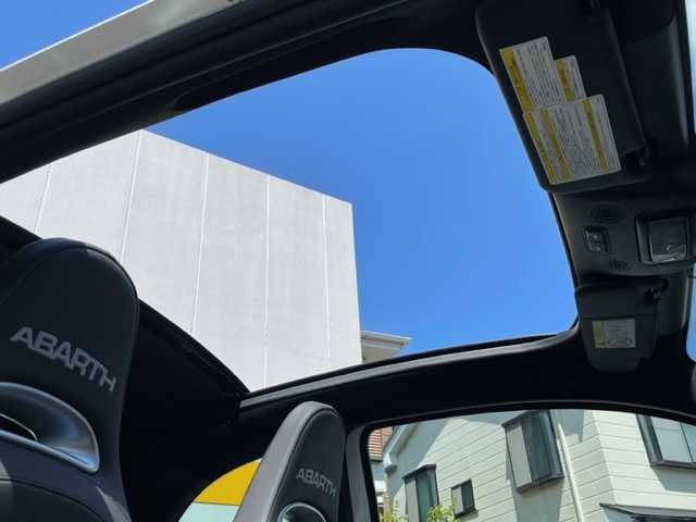 アバルト アバルト６９５Ｃ ツーリズモ 東京都 2024(令6)年 0.3万km 白 ワンオーナー/ターボ/コンバーチブル/レザーシート/純正ディスプレイオーディオ/・USB/Bluetooth/・Applecarplay/・AndroidAuto/Beats製プレミアムサウンドシステム/純正17インチAW/Bremboブレーキキャリパー/RecordMonzaマフラー/BMC製ハイパフォーマンスエアクリーナー/純正ドライブレコーダー/Sportモード/パドルシフト付き革巻きステアリング/オプションHIDヘッドライト/ETC2.0/キーレスエントリーキー×１/板キー×1/純正フロアマット/取扱説明書/オーディオ取扱説明書/新車時保証書