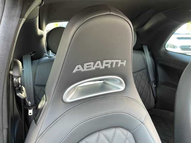 アバルト アバルト６９５Ｃ ツーリズモ 東京都 2024(令6)年 0.3万km 白 ワンオーナー/ターボ/コンバーチブル/レザーシート/純正ディスプレイオーディオ/・USB/Bluetooth/・Applecarplay/・AndroidAuto/Beats製プレミアムサウンドシステム/純正17インチAW/Bremboブレーキキャリパー/RecordMonzaマフラー/BMC製ハイパフォーマンスエアクリーナー/純正ドライブレコーダー/Sportモード/パドルシフト付き革巻きステアリング/オプションHIDヘッドライト/ETC2.0/キーレスエントリーキー×１/板キー×1/純正フロアマット/取扱説明書/オーディオ取扱説明書/新車時保証書