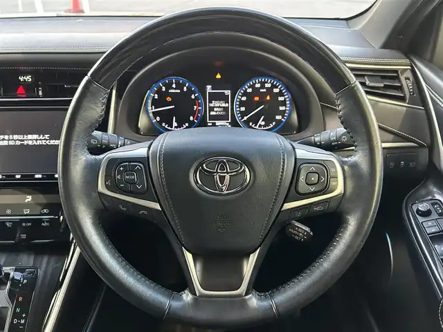 トヨタ ハリアー プレミアム 大阪府 2019(令1)年 5.9万km ブラック トヨタセーフティセンス/　・プリクラッシュセーフティ　PCS/　・レーントレーシングアシスト　LTA/　・レーンディパーチャーアラート　LDA/　・レーダークルーズコントロール　ACC/　・ロードサインアシスト　RSA/　・フロントクロストラフィックアラート　FCTA/　・リアクロストラフィックアラート　RCTA/　・プロアクティブドライビングアシスト　PDA/　・発信遅れ告知機能　TMN/純正９インチナビ/　Bluetooth/フルセグ/USB/HDMI/フルモデリスタエアロ/バックカメラ/電動リアゲート/LEDオートライト/フォグランプ/オートマチックハイビーム/ハーフレザーシート/D席パワーシート/ビルトインETC/前後コーナーセンサー/電動パーキングブレーキ/ブレーキホールド/自動防眩ミラー/スマートキー/禁煙車