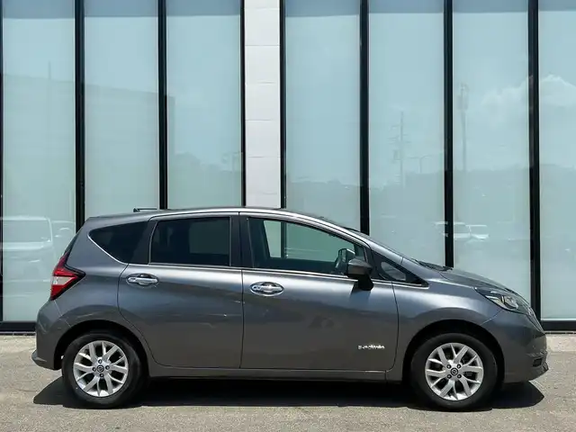 日産 ノート e－パワー X Vセレクション 大阪府 2020(令2)年 5.3万km ダークメタルグレー 社外ナビ/   TV/CD/Bluetooth/全方位モニター/衝突軽減ブレーキ/横滑り防止装置/コーナーセンサー/スマートルームミラー/レーンキープアシスト/純正アルミホイール/純正フロアマット/プッシュスタート/スマートキー/ＬＥＤ