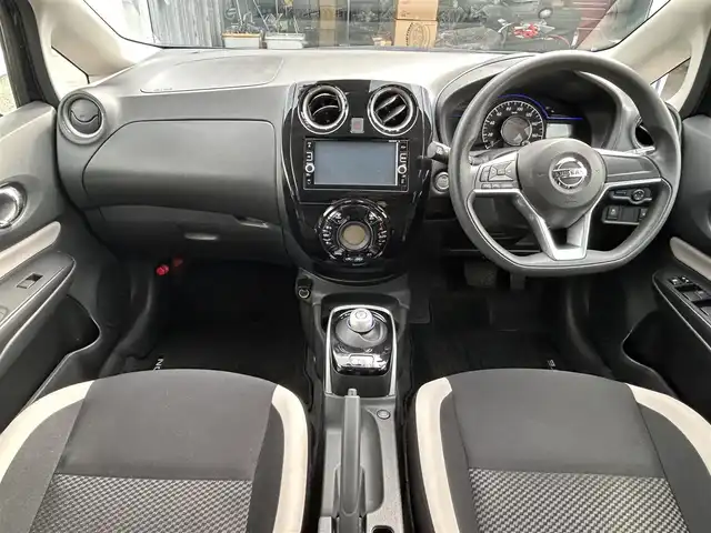 日産 ノート e－パワー X 福岡県 2017(平29)年 1.9万km スーパーブラック ・純正ナビ/（アラウンドビューモニター/フルセグ/DVD再生/・ETC/・スマートミラー/・エマージェンシーブレーキ/・レーンキープアシスト/・純正フロアマット/・純正アルミホイール/・衝突軽減システム/・ISOFIX/・取扱説明書/・コーナーセンサー