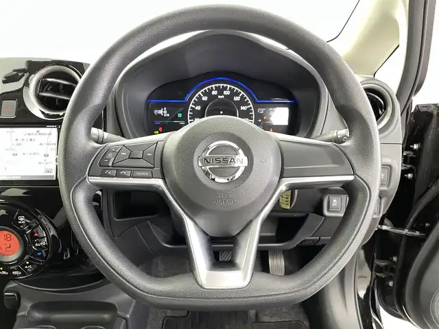 日産 ノート e－パワー X 福井県 2017(平29)年 1.9万km スーパーブラック 純正ナビ/【AM/FM/CD/Bluetooth/フルセグTV】/アラウンドビューモニター/ETC/デジタルインナーミラー/エマージェンシーブレーキ/レーンキープアシスト/純正フロアマット/純正アルミホイール/衝突軽減システム/ISOFIX/取扱説明書/コーナーセンサー