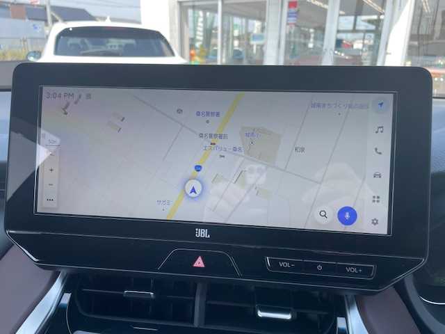 トヨタ ハリアー ハイブリッド Z レザーパッケージ 三重県 2024(令6)年 0.3万km プラチナホワイトパールマイカ メーカーオプション/・調光パノラマルーフ/・パノラミックビューモニター/・おくだけ充電/セーフティセンス/・プリクラッシュセーフティ/・レーントレーシングアシスト/・レーダークルーズコントロール/・アダプティブハイビームアシスト/・ロードサインアシスト/・カーブ速度抑制機能/・ドライバー異常時対応システム/・横断歩行者検知機能/・低速時加速抑制機能/・緊急時操舵支援/ブラインドスポットモニター/パーキングサポートブレーキ/モデリスタエアロ/JBLプレミアムサウンドシステム/純正12.3型ディスプレイオーディオプラス/【Bluetooth/USB/Miracast】/ビルトインETC2.0/カラーヘッドアップディスプレイ/パワーバックドア/レザーシート/D/N席パワーシート/D/N席シートベンチレーション/D/N席シートヒーター/ステアリングヒーター/オートライト/プロジェクター式LEDヘッドランプ/デイタイムランニングランプ/LEDフロントフォグランプ/225/55R19インチ純正AW/プッシュスタート/スマートキー/スペアキー/純正フロアマット