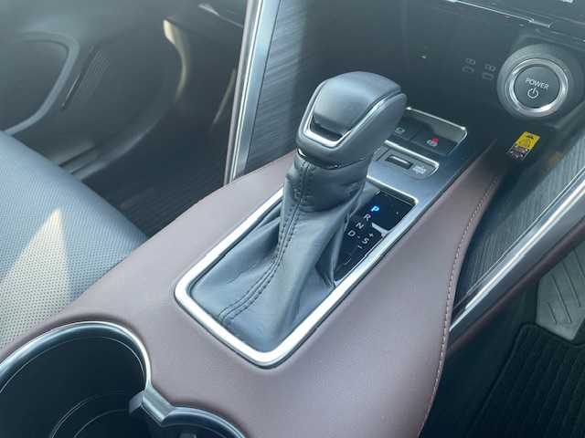 トヨタ ハリアー ハイブリッド Z レザーパッケージ 三重県 2024(令6)年 0.3万km プラチナホワイトパールマイカ メーカーオプション/・調光パノラマルーフ/・パノラミックビューモニター/・おくだけ充電/セーフティセンス/・プリクラッシュセーフティ/・レーントレーシングアシスト/・レーダークルーズコントロール/・アダプティブハイビームアシスト/・ロードサインアシスト/・カーブ速度抑制機能/・ドライバー異常時対応システム/・横断歩行者検知機能/・低速時加速抑制機能/・緊急時操舵支援/ブラインドスポットモニター/パーキングサポートブレーキ/モデリスタエアロ/JBLプレミアムサウンドシステム/純正12.3型ディスプレイオーディオプラス/【Bluetooth/USB/Miracast】/ビルトインETC2.0/カラーヘッドアップディスプレイ/パワーバックドア/レザーシート/D/N席パワーシート/D/N席シートベンチレーション/D/N席シートヒーター/ステアリングヒーター/オートライト/プロジェクター式LEDヘッドランプ/デイタイムランニングランプ/LEDフロントフォグランプ/225/55R19インチ純正AW/プッシュスタート/スマートキー/スペアキー/純正フロアマット