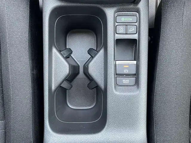 ホンダ ヴェゼル G 福岡県 2022(令4)年 1.7万km プレミアムクリスタルレッドM 純正ディーラーナビ/Bluetooth対応/フルセグTV/AM/FM/置くだけ充電/クルーズコントロール/ダウンヒルアシストコントロール/バックカメラ/ビルトインETC/純正アルミホイール/純正フロアマット/コーナーセンサー/プッシュスタート/ドアバイザー/アイドリングストップ/保証書/取扱説明書/スマートキー