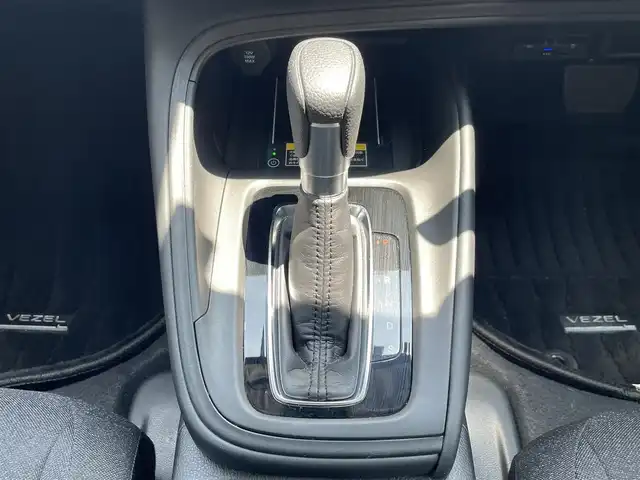 ホンダ ヴェゼル G 福岡県 2022(令4)年 1.7万km プレミアムクリスタルレッドM 純正ディーラーナビ/Bluetooth対応/フルセグTV/AM/FM/置くだけ充電/クルーズコントロール/ダウンヒルアシストコントロール/バックカメラ/ビルトインETC/純正アルミホイール/純正フロアマット/コーナーセンサー/プッシュスタート/ドアバイザー/アイドリングストップ/保証書/取扱説明書/スマートキー