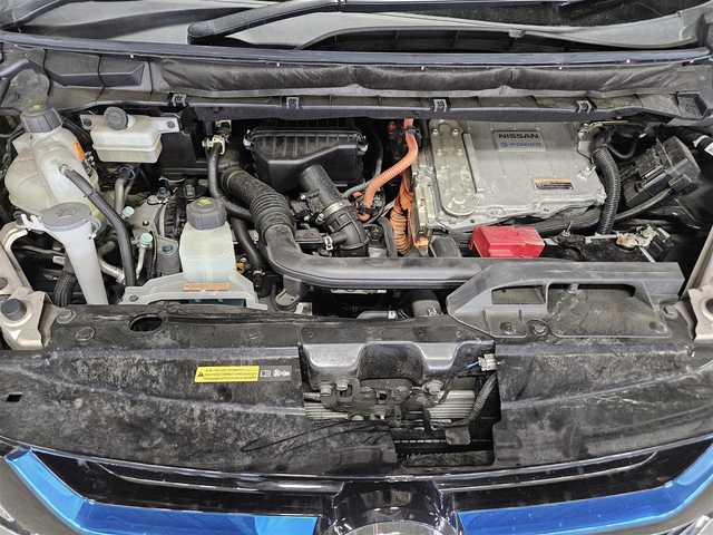 日産 セレナ e－パワー XV 宮崎県 2018(平30)年 6.1万km カシミヤグレージュ 2トーン 法人ワンオーナー/純正9型ナビ/　(Bluetooth/DVD/Blu-ray)/両側パワースライドドア/インテリジェントアラウンドビューモニター/ビルトインETC/純正11型後席専用モニター/インテリジェントクルーズコントロール/ソナー機能/セーフティパックB/・プロパイロット/・車線逸脱防止支援システム/・インテリジェントルームミラー/・踏み間違い衝突防止アシスト/・インテリジェントパーキングアシスト/・標識検知機能/・ふらつき警報/オートライト/本革巻きステアリング/ブラウン合皮コンビシート/2列目キャプテンシート/純正15インチアルミホイール/インテリジェントキー/プッシュパワースターター/禁煙車
