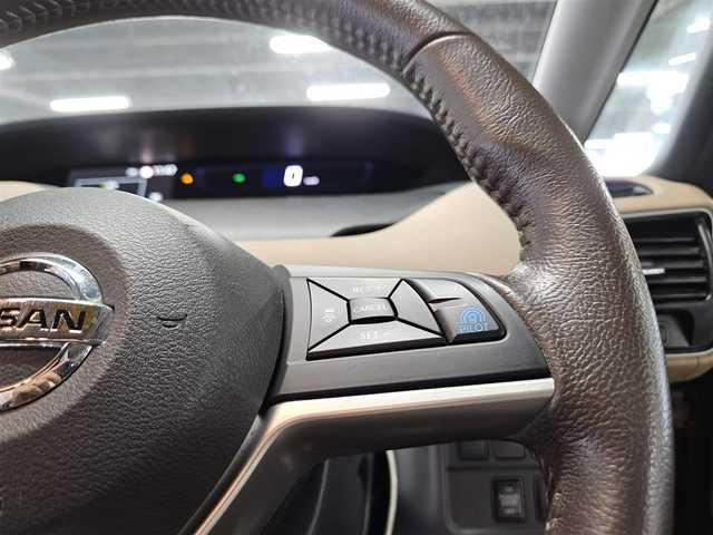 日産 セレナ e－パワー XV 宮崎県 2018(平30)年 6.1万km カシミヤグレージュ 2トーン 法人ワンオーナー/純正9型ナビ/　(Bluetooth/DVD/Blu-ray)/両側パワースライドドア/インテリジェントアラウンドビューモニター/ビルトインETC/純正11型後席専用モニター/インテリジェントクルーズコントロール/ソナー機能/セーフティパックB/・プロパイロット/・車線逸脱防止支援システム/・インテリジェントルームミラー/・踏み間違い衝突防止アシスト/・インテリジェントパーキングアシスト/・標識検知機能/・ふらつき警報/オートライト/本革巻きステアリング/ブラウン合皮コンビシート/2列目キャプテンシート/純正15インチアルミホイール/インテリジェントキー/プッシュパワースターター/禁煙車