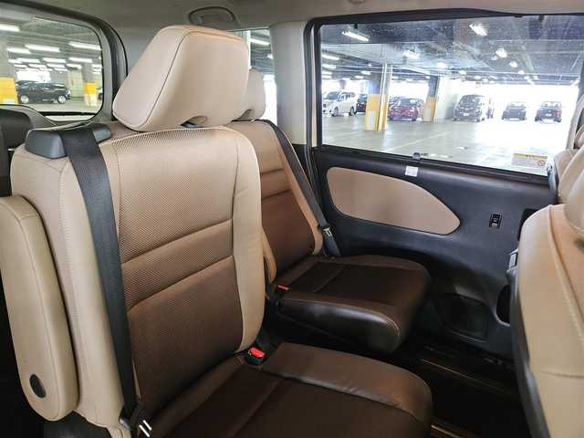 日産 セレナ e－パワー XV 宮崎県 2018(平30)年 6.1万km カシミヤグレージュ 2トーン 法人ワンオーナー/純正9型ナビ/　(Bluetooth/DVD/Blu-ray)/両側パワースライドドア/インテリジェントアラウンドビューモニター/ビルトインETC/純正11型後席専用モニター/インテリジェントクルーズコントロール/ソナー機能/セーフティパックB/・プロパイロット/・車線逸脱防止支援システム/・インテリジェントルームミラー/・踏み間違い衝突防止アシスト/・インテリジェントパーキングアシスト/・標識検知機能/・ふらつき警報/オートライト/本革巻きステアリング/ブラウン合皮コンビシート/2列目キャプテンシート/純正15インチアルミホイール/インテリジェントキー/プッシュパワースターター/禁煙車