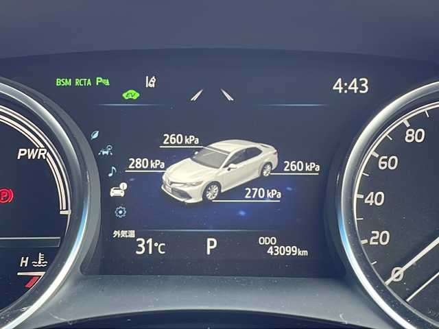 トヨタ カムリ G レザーパッケージ 山口県 2020(令2)年 4.3万km プラチナホワイトパールマイカ 純正ディスプレイオーディオ/・ナビ機能あり/・フルセグテレビ/・Bluetooth機能/・CD/DVD再生/・AM/FMラジオ/・交通情報/・Miracast/・USB入力端子/・ハンズフリー通話/バックカメラ/ヘッドアップディスプレイ/ETC/ドライブレコーダー/D/N席シートヒーター/クルーズコントロール/パワーシート/純正18インチアルミホイール/Toyota Safty Sense/・LDA/・ふらつき検知/・プリクラッシュセーフティ/・ブラインドスポットモニター/・リアクロストラフィックアラート/・パーキングサポートブレーキ/・クリアランスソナー/・オートハイビーム/スタッドレスAW積み込み