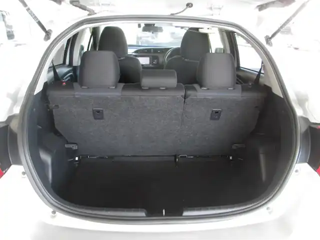 トヨタ ヴィッツ F セーフティーエディションⅡ 千葉県 2018(平30)年 2万km シルバーM ワンオーナー/純正SDナビ、ワンセグTV/バックカメラ/純正オーディオ【CD/BT/SD】/Toyota Safety Sense/LEDヘッドライト&ハロゲンフォグランプ/クリアランスソナー/先行車発進告知/ナビ連動ステアリングスイッチ/純正前方ドライブレコーダー/スペアキー/取扱説明書/ナビ取扱説明書/新車時保証書/トヨタ整備記録簿(R1/R2/R3/R4/R5)