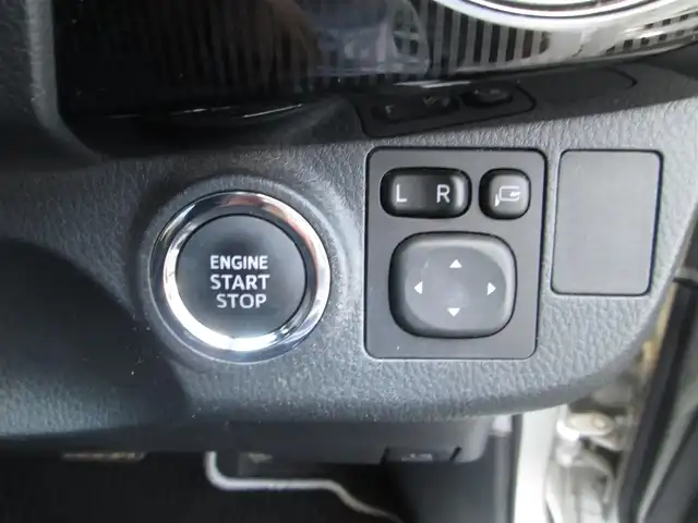 トヨタ ヴィッツ F セーフティーエディションⅡ 千葉県 2018(平30)年 2万km シルバーM ワンオーナー/純正SDナビ、ワンセグTV/バックカメラ/純正オーディオ【CD/BT/SD】/Toyota Safety Sense/LEDヘッドライト&ハロゲンフォグランプ/クリアランスソナー/先行車発進告知/ナビ連動ステアリングスイッチ/純正前方ドライブレコーダー/スペアキー/取扱説明書/ナビ取扱説明書/新車時保証書/トヨタ整備記録簿(R1/R2/R3/R4/R5)