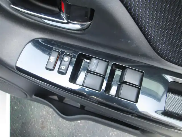 トヨタ ヴィッツ F セーフティーエディションⅡ 千葉県 2018(平30)年 2万km シルバーM ワンオーナー/純正SDナビ、ワンセグTV/バックカメラ/純正オーディオ【CD/BT/SD】/Toyota Safety Sense/LEDヘッドライト&ハロゲンフォグランプ/クリアランスソナー/先行車発進告知/ナビ連動ステアリングスイッチ/純正前方ドライブレコーダー/スペアキー/取扱説明書/ナビ取扱説明書/新車時保証書/トヨタ整備記録簿(R1/R2/R3/R4/R5)