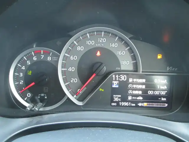 トヨタ ヴィッツ F セーフティーエディションⅡ 千葉県 2018(平30)年 2万km シルバーM ワンオーナー/純正SDナビ、ワンセグTV/バックカメラ/純正オーディオ【CD/BT/SD】/Toyota Safety Sense/LEDヘッドライト&ハロゲンフォグランプ/クリアランスソナー/先行車発進告知/ナビ連動ステアリングスイッチ/純正前方ドライブレコーダー/スペアキー/取扱説明書/ナビ取扱説明書/新車時保証書/トヨタ整備記録簿(R1/R2/R3/R4/R5)