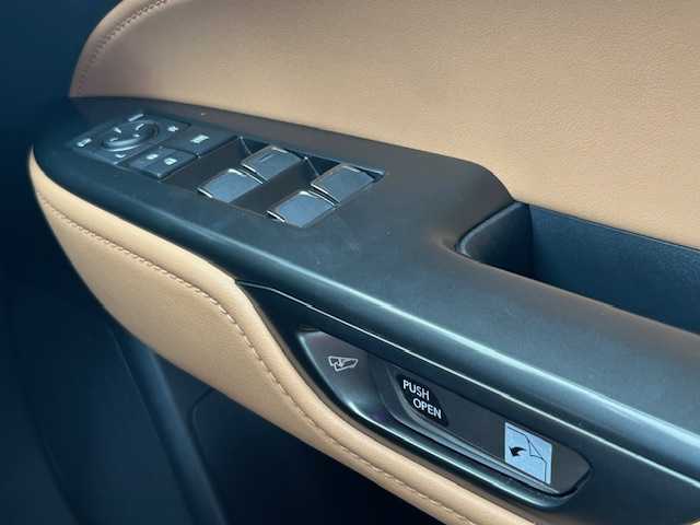 レクサス ＮＸ 250 バージョンL 大阪府 2022(令4)年 3万km ソニッククォーツ １４インチナビ　/フルセグ　/全方位カメラ　/サンルーフ　/ブラインドスポットモニター　/レーダークルーズコントロール　/レザーシート　/全席シートヒーター　/エアーシート　/パワーバックドア　/ETC　/マット　/メモリーシート/AC100V/レーンチェンジアシスト/カードキー