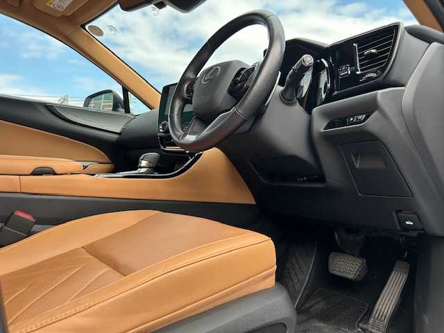 レクサス ＮＸ 250 バージョンL 大阪府 2022(令4)年 3万km ソニッククォーツ １４インチナビ　/フルセグ　/全方位カメラ　/サンルーフ　/ブラインドスポットモニター　/レーダークルーズコントロール　/レザーシート　/全席シートヒーター　/エアーシート　/パワーバックドア　/ETC　/マット　/メモリーシート/AC100V/レーンチェンジアシスト/カードキー