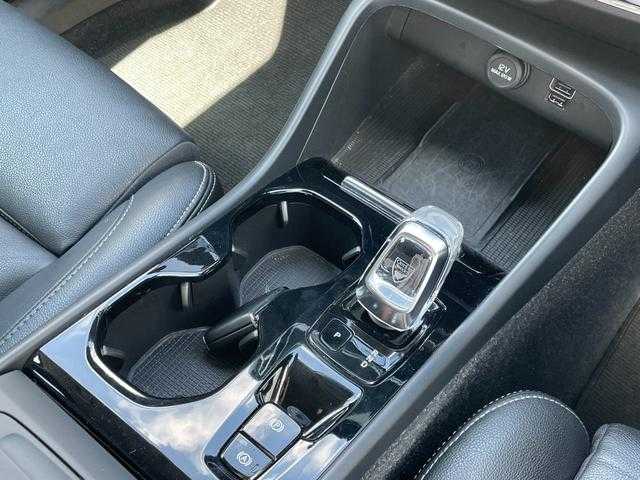 ボルボ ＸＣ４０ T4 AWD インスクリプション 埼玉県 2019(令1)年 6.6万km グレー 黒革シート　/ｈａｒｍａｎ／ｋａｒｄｏｎ　/純正ナビ　/３６０度カメラ　/地デジ　/カープレイ　/シートヒーター　/パワーシート　/ステアリングヒーター　/パワーバックドア　/ＡＣＣ　/ＬＫＡ　/ドライブレコーダー　/ＥＴＣ