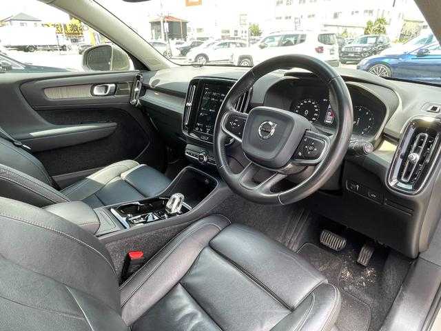 ボルボ ＸＣ４０ T4 AWD インスクリプション 埼玉県 2019(令1)年 6.6万km グレー 黒革シート　/ｈａｒｍａｎ／ｋａｒｄｏｎ　/純正ナビ　/３６０度カメラ　/地デジ　/カープレイ　/シートヒーター　/パワーシート　/ステアリングヒーター　/パワーバックドア　/ＡＣＣ　/ＬＫＡ　/ドライブレコーダー　/ＥＴＣ