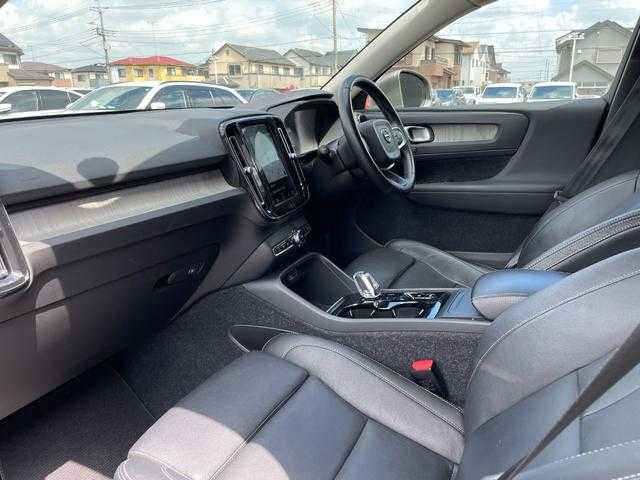 ボルボ ＸＣ４０ T4 AWD インスクリプション 埼玉県 2019(令1)年 6.6万km グレー 黒革シート　/ｈａｒｍａｎ／ｋａｒｄｏｎ　/純正ナビ　/３６０度カメラ　/地デジ　/カープレイ　/シートヒーター　/パワーシート　/ステアリングヒーター　/パワーバックドア　/ＡＣＣ　/ＬＫＡ　/ドライブレコーダー　/ＥＴＣ