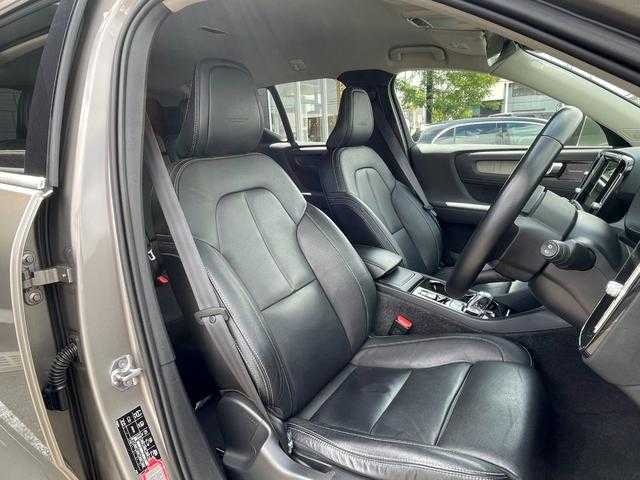 ボルボ ＸＣ４０ T4 AWD インスクリプション 埼玉県 2019(令1)年 6.6万km グレー 黒革シート　/ｈａｒｍａｎ／ｋａｒｄｏｎ　/純正ナビ　/３６０度カメラ　/地デジ　/カープレイ　/シートヒーター　/パワーシート　/ステアリングヒーター　/パワーバックドア　/ＡＣＣ　/ＬＫＡ　/ドライブレコーダー　/ＥＴＣ